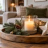 Weihnachtsdeko auf dem Wohnzimmertisch mit Holztablett, Tannenzweigen, Kerze im Glas und weißem Keramikstern.