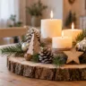 Weihnachtsdeko auf großer Holzscheibe mit Kerzen, Tannenzweigen, Zapfen und Holzsternen auf einem Esstisch.