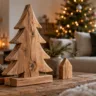 Weihnachtsdeko aus Holz im Wohnzimmer mit großem Holzbaum, Kerze und natürlicher Weihnachtsdekoration.